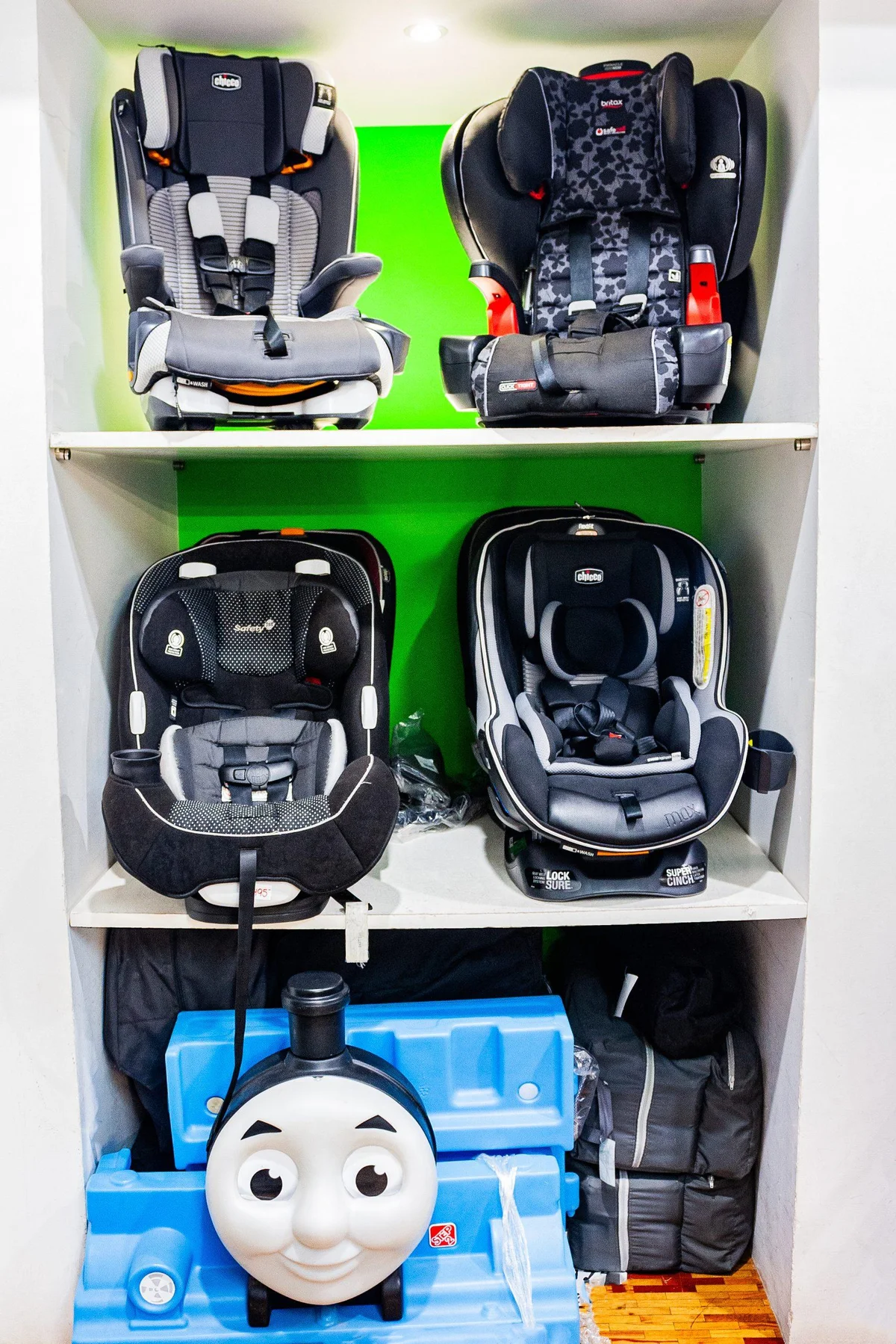 Sección de ropa y accesorios infantiles