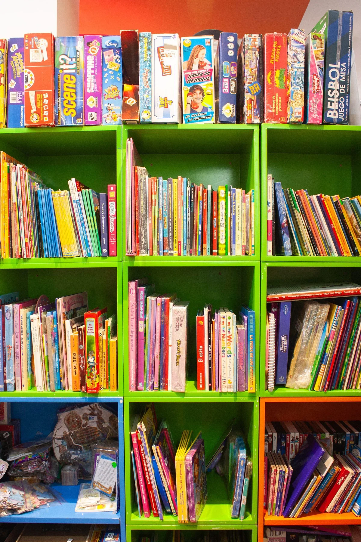 Espacio acogedor para familias en nuestra tienda